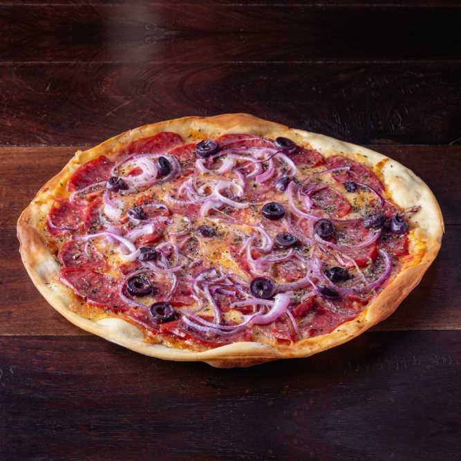 pizza de Calabresa com cebola, mussarela, azeitona